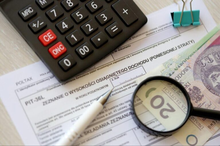 różne przedmioty na tle formularza PIT-36L