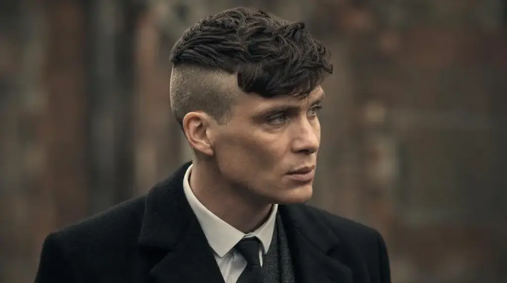 Czym charakteryzuje się fryzura Peaky Blinders w stylu Tommy'ego Shelby'ego?