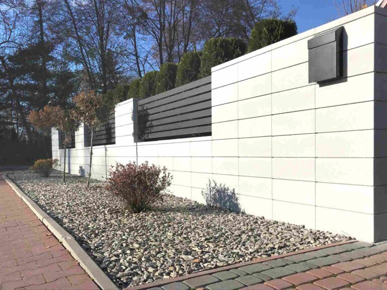 Nowoczesne ogrodzenie frontowe z betonowych bloczków modułowych i przęseł aluminiowych